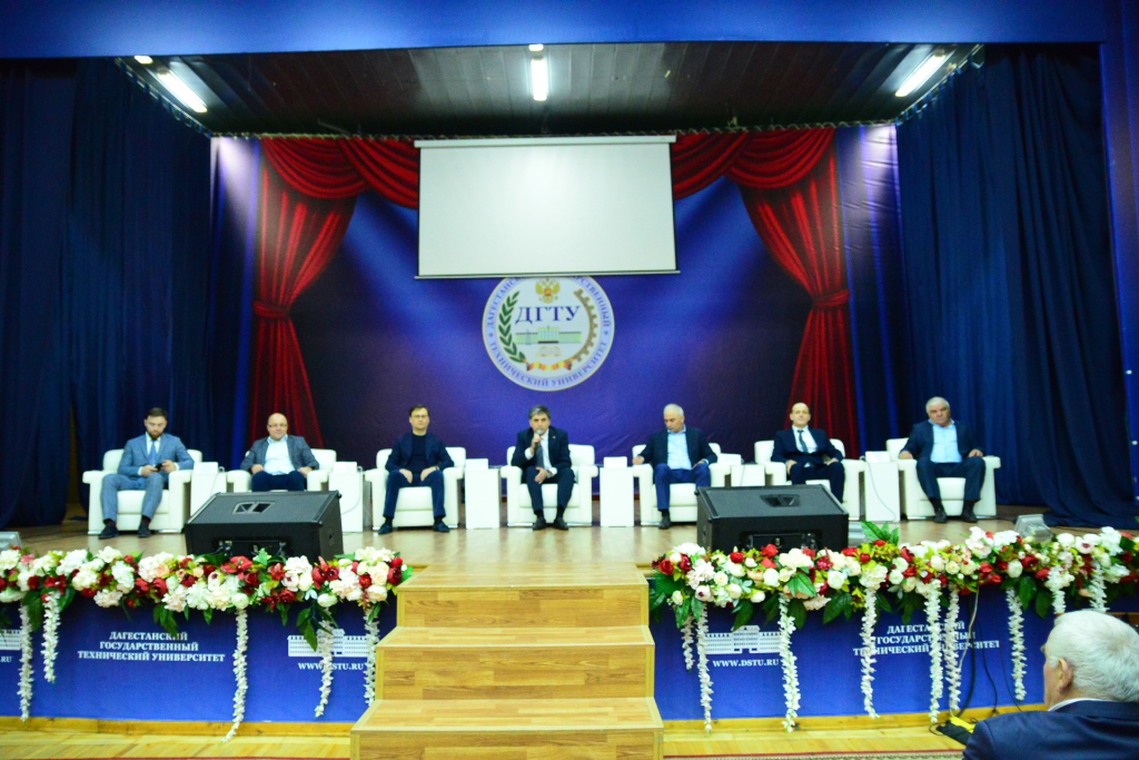 Представитель «Дагдизеля» принял участие в Ярмарке выпускников <br >«Карьерный старт»